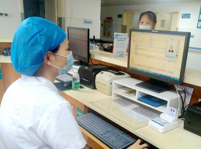 多功能身份證社?？ㄗx卡器
